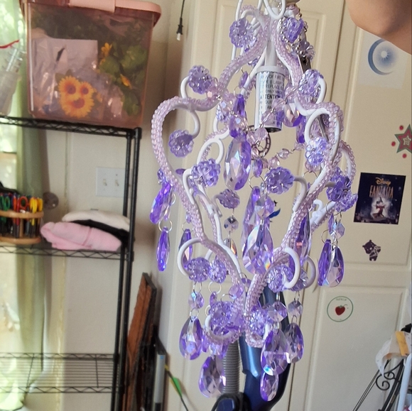 Small purple and white chandelier - Picture 2 of 12